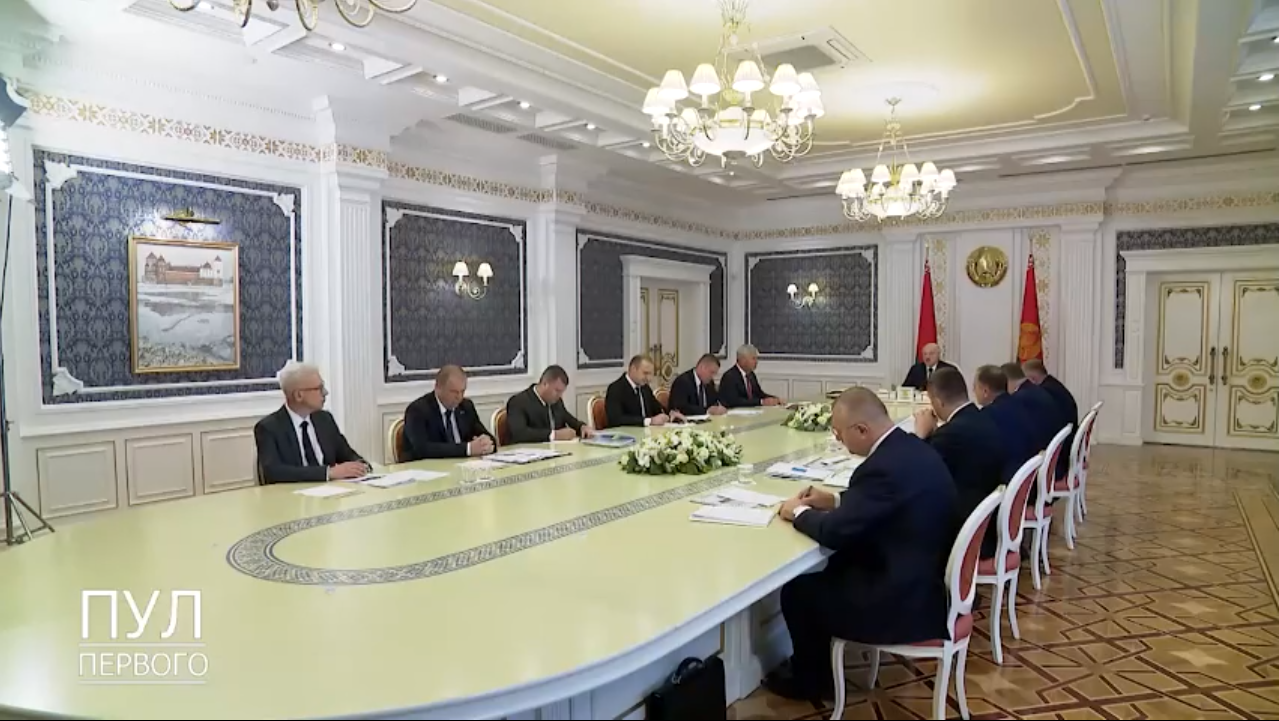Лукашенко предложил чиновникам "сидеть без зарплаты" ― видео
