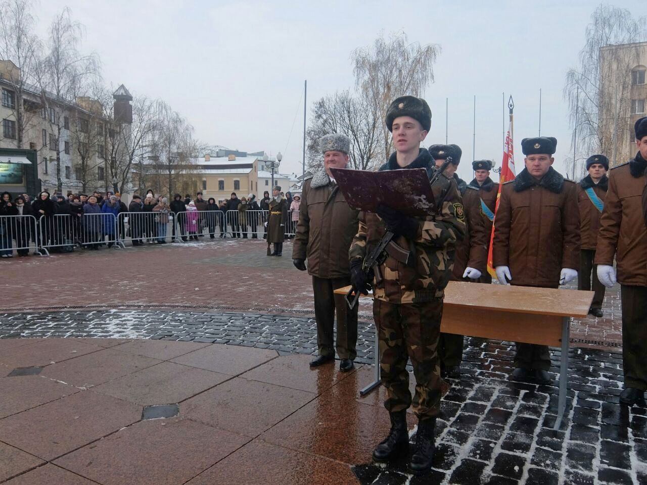 Молодые бойцы первого зенитного ракетного полка приняли присягу на верность Родине