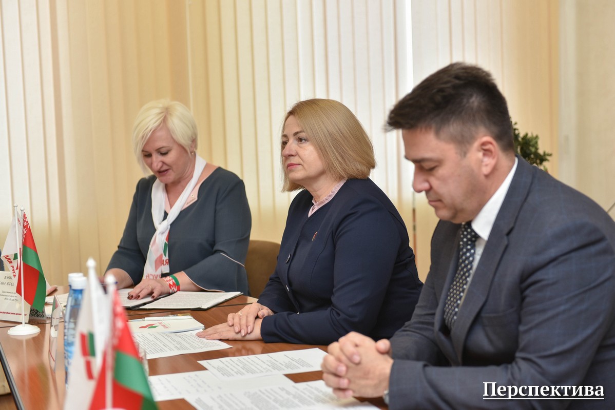 Молодые парламентарии пообщались с председателем областного РОО «Белая Русь» Виктором Пранюком и председателем областного Совета депутатов Еленой Пасюта