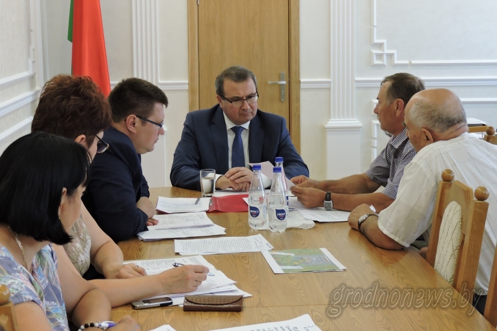 Реконструкция воинского кладбища, строительство жилья и открытый диалог. Министр финансов Беларуси Владимир Амарин провел прием в Гродно
