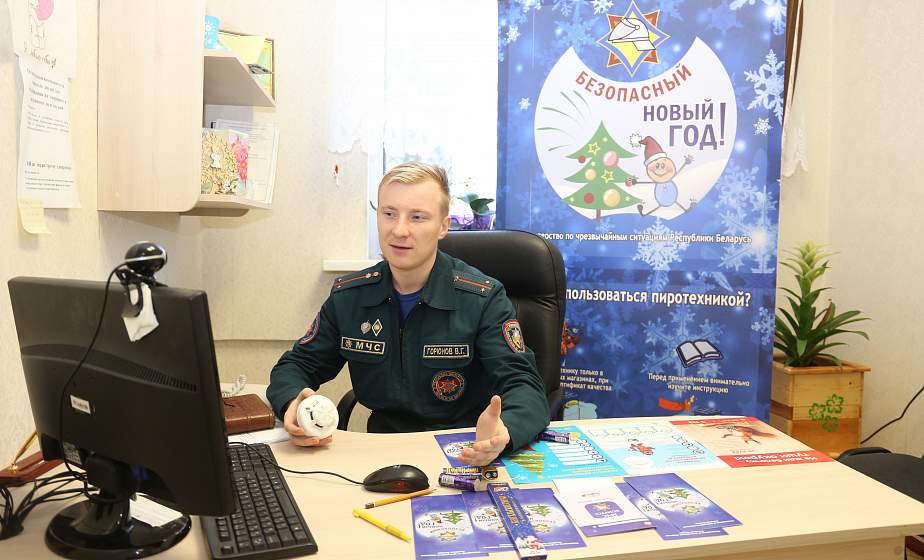 Как безопасно установить новогоднюю елку и чем опасны петарды. В Гродно проходит акция МЧС «Безопасный Новый год!»