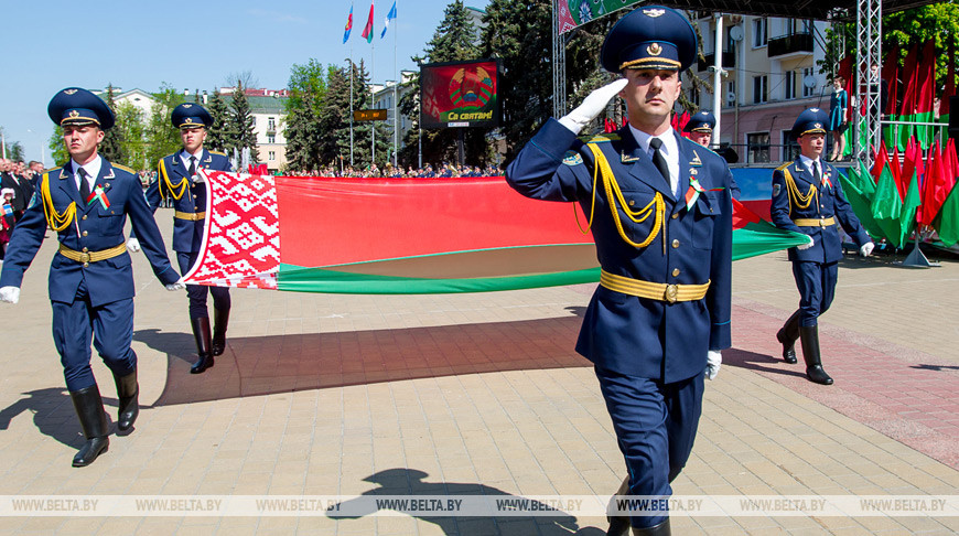 "Только вместе мы сможем отвечать на вызовы времени" - Лукашенко поздравил белорусов с Днем герба и флага