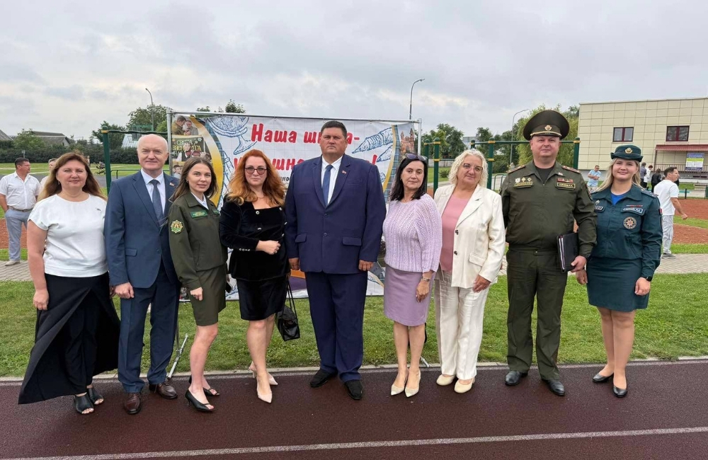 В ГУО «Средняя школа №1 г. Скиделя имени В.Г.Пешко» прошла торжественная линейка ко Дню знаний