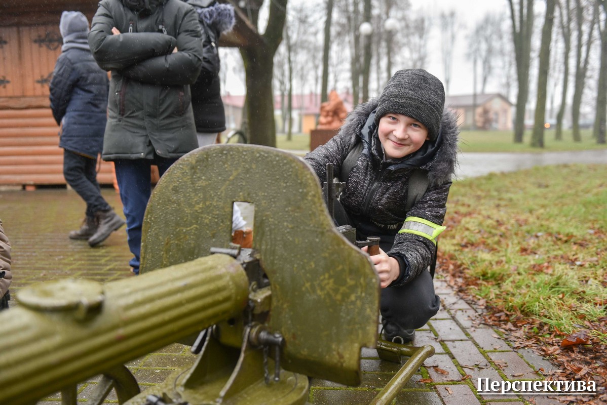 Выставка военной техники и эффектное шоу. В Скиделе продемонстрировали показательное выступление военных