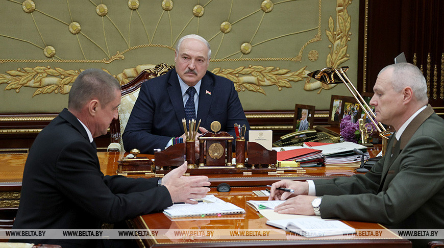 "Важнейший ресурс государства". Александр Лукашенко принял с докладом руководителя общества охотников и рыболовов