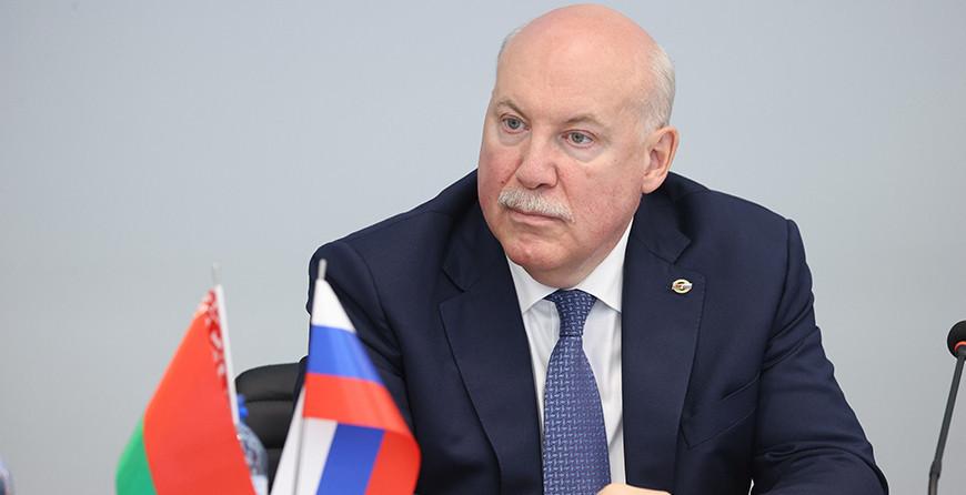 Александр Лукашенко поздравил госсекретаря Союзного государства Дмитрия Мезенцева с днем рождения