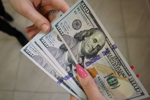Доллар в обменниках продают за 2,66 - 2,75 рубля, максимальная цена за евро - почти 3 рубля