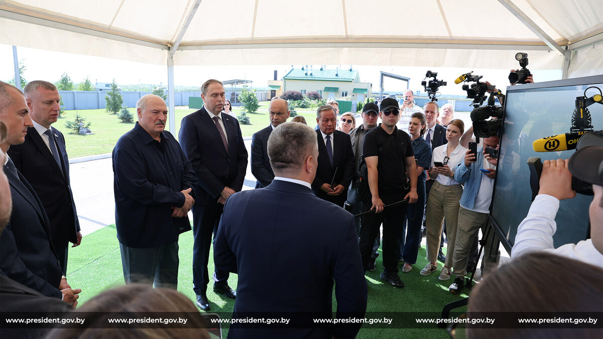 Вопросы животноводства и ход сельхозработ: Лукашенко посещает Оршанский район Вопросы животноводства и ход сельхозработ: Лукашенко посещает Оршанский район