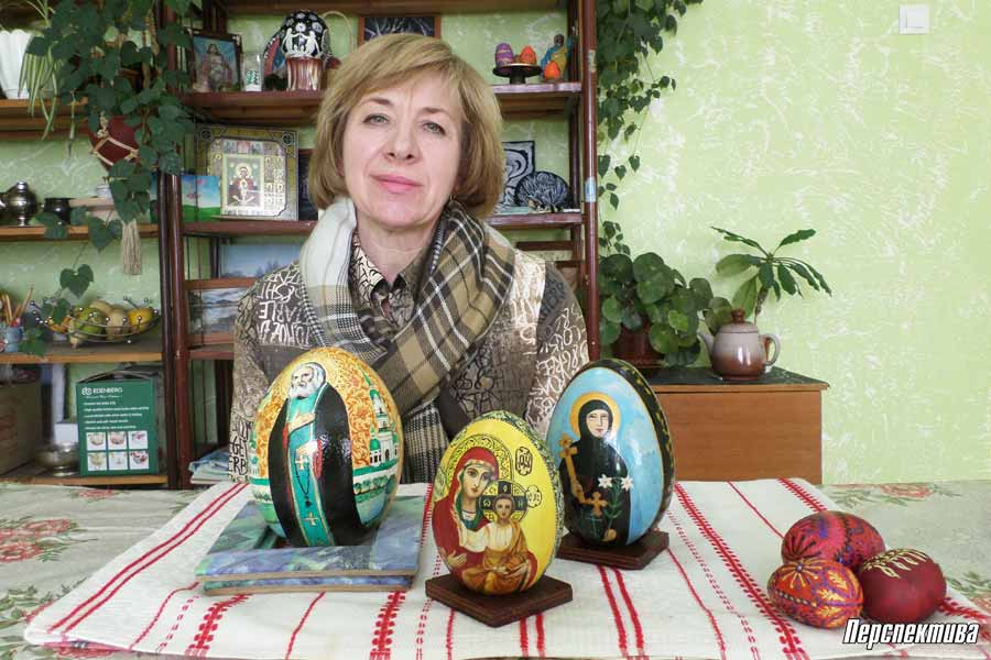 Жительница Озер Лариса Косицкая пишет лики святых на... страусиных яйцах