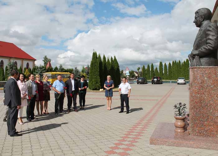 ФОТОФАКТ: в ПК имени В.И.КРЕМКО Гродненского района возложили цветы к памятнику погибшим землякам в честь Дня Независимости