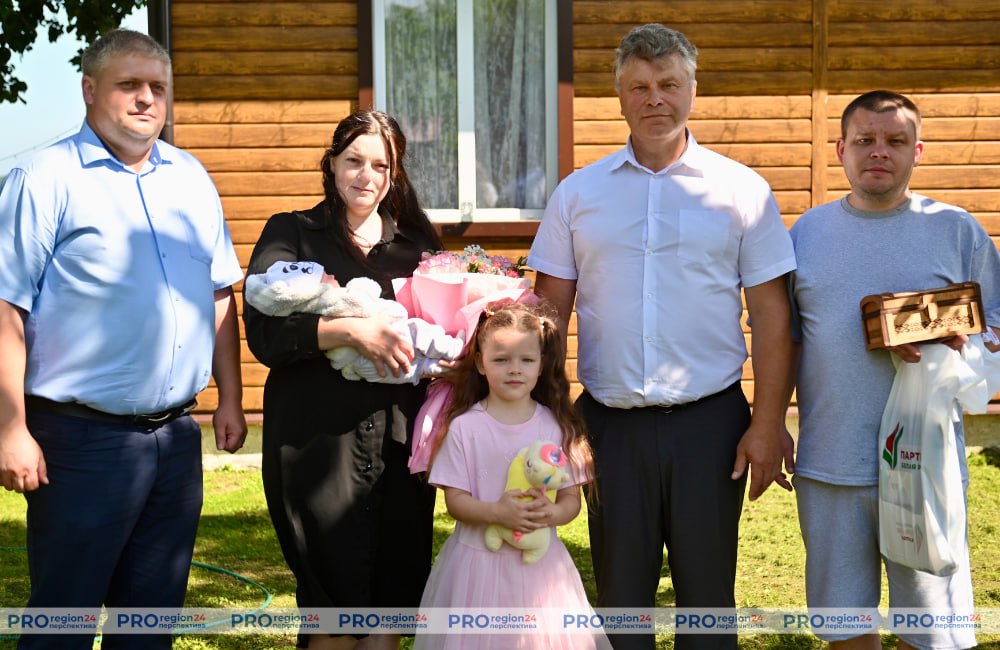 «Бацькаву кашулю» в рамках республиканского проекта «Трэці – Бацькаў» вручили многодетной семье из Гродненского района