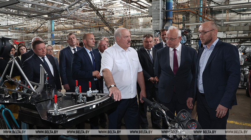 Александр Лукашенко изучает ситуацию с крупными минскими долгостроями и посещает мотовелозавод