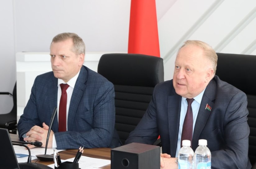 Член Совета Республики Виктор Лискович провел совместный выездной прием граждан и прямую телефонную линию