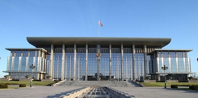 Представители Гродненской области удостоены госнаград. Начальник управления образования Гродненского районного исполнительного комитета  Татьяна Аксамит удостоена медали "За трудовые заслуги"