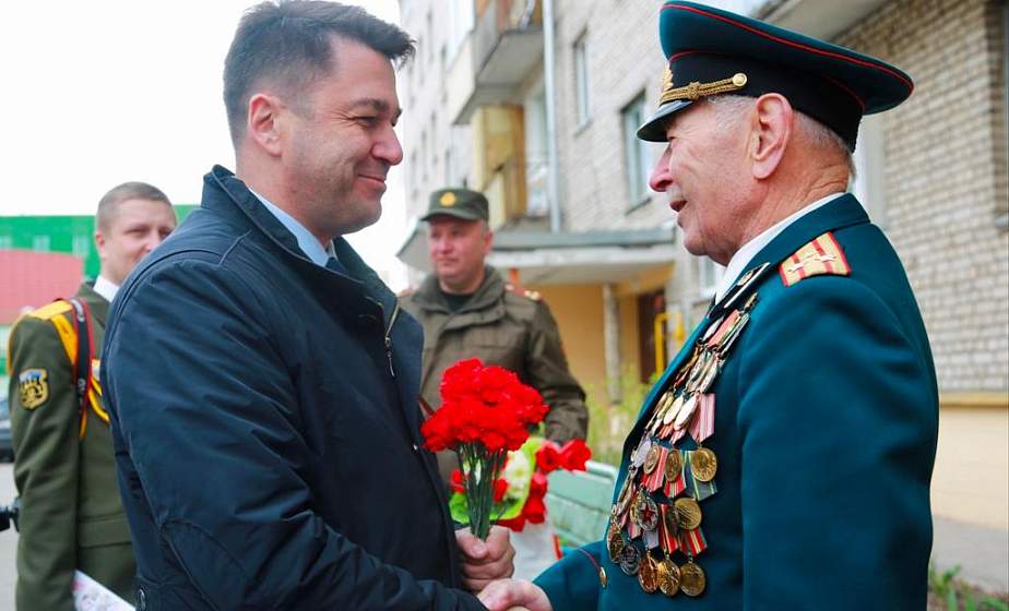 «Они подарили нам мирное небо над головой». Заместитель председателя облисполкома Виктор Пранюк поздравил ветерана войны Владимира Колесникова с наступающим Днем Победы (+видео)
