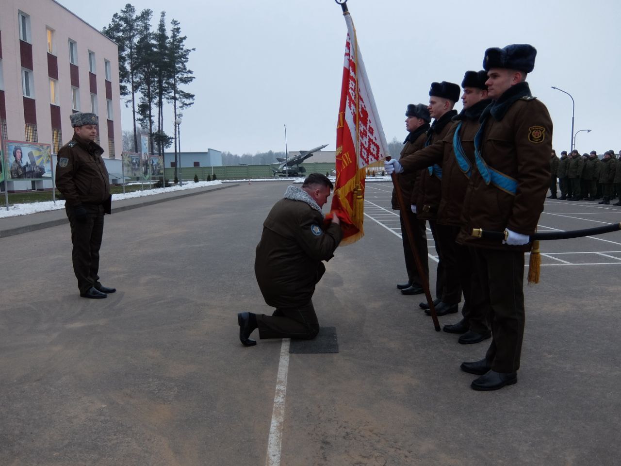 Сегодня в торжественной обстановке прошел ритуал прощания с Боевым Знаменем командира 1 зенитного ракетного полка полковника Дмитрия Панина