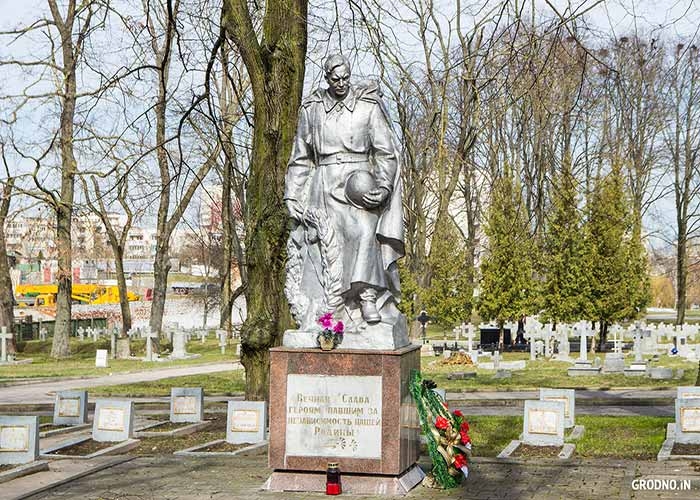 Александр Лукашенко поручил благоустроить военные кладбища и места массового захоронения граждан