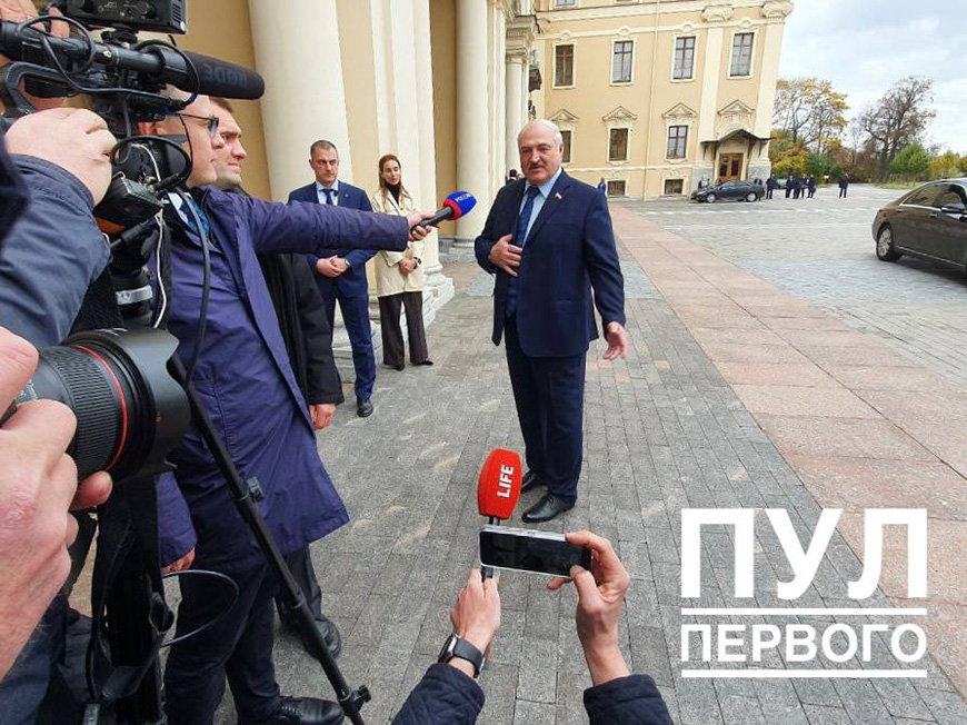 Александр Лукашенко привез в подарок Владимиру Путину трактор BELARUS