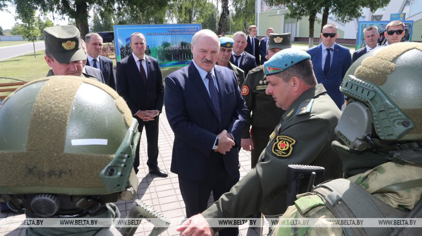 Александр Лукашенко посещает 5-ю бригаду спецназначения в Марьиной Горке