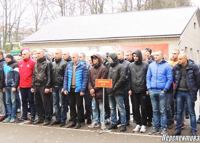Первая отправка новобранцев осеннего призыва прошла 16 ноября со сборного пункта на Озерском шоссе в областном центре.
