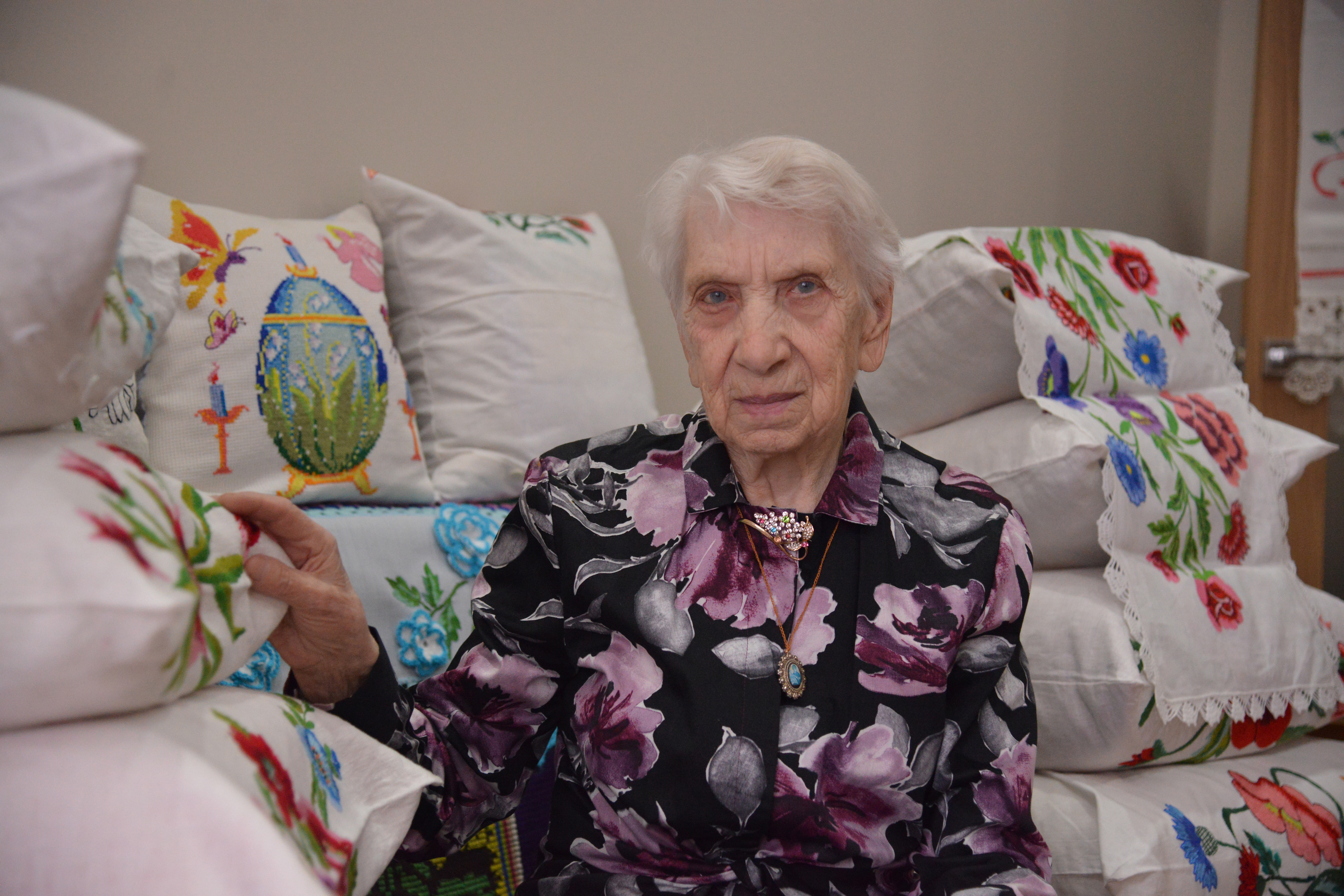 «Солдатский платочек» и полсотни лет с иголкой: 85-летняя жительница Озер бережно хранит память о войне и создает красоту своими руками