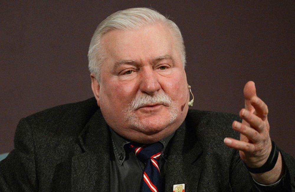 Экс-президент Польши раскритиковал Зеленского за перезахоронение в Украине одного из лидеров националистов