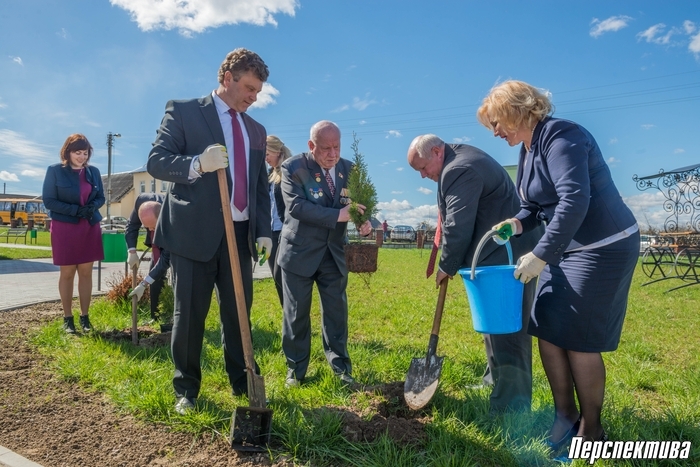 Памятная аллея появилась у входа в Путришковский центр культуры
