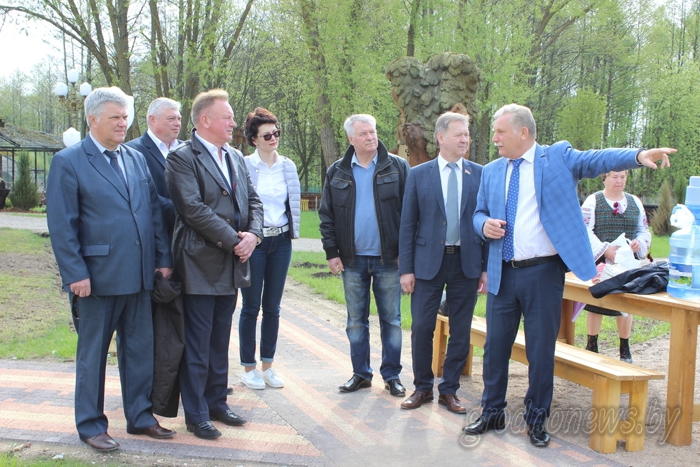 Сенаторы заложили новый сквер в «Гарадзенскім маёнтку «Каробчыцы»