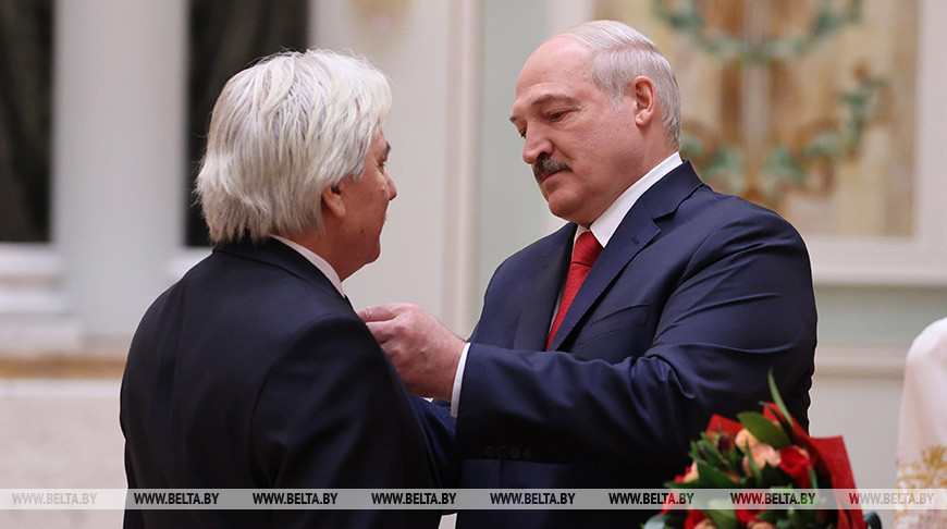 "Состоявшиеся личности и пример для подражания" - Александр Лукашенко вручил госнаграды заслуженным деятелям