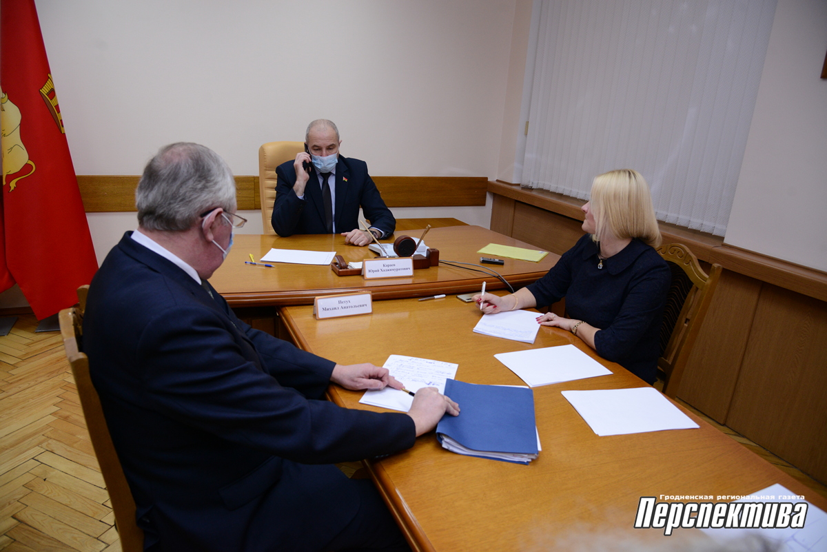 Вопросов, касающихся жилищно-коммунального обслуживания, стало меньше, а инициатив и предложений со стороны граждан – больше. Юрий Караев провел прямую телефонную линию