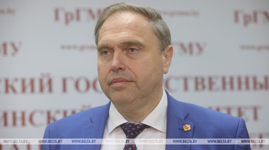 "Важна преемственность поколений". Караник провел лекцию для первокурсников-медиков