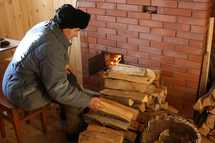 Одиноким инвалидам I и II группы и пожилым людям Гродненского района бесплатно отремонтировали печи, электропроводку, установили пожарные извещатели