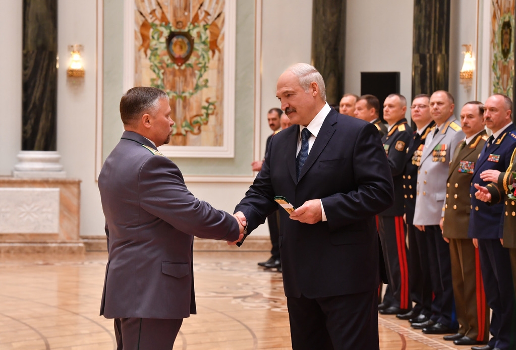 Александр Лукашенко вручил генеральские погоны высшему офицерскому составу