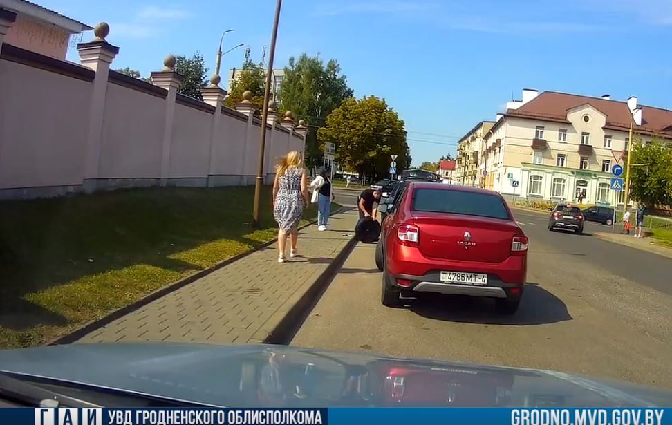 У девушки-водителя спустило колесо автомобиля, но Инспектор ГАИ самостоятельно его заменил