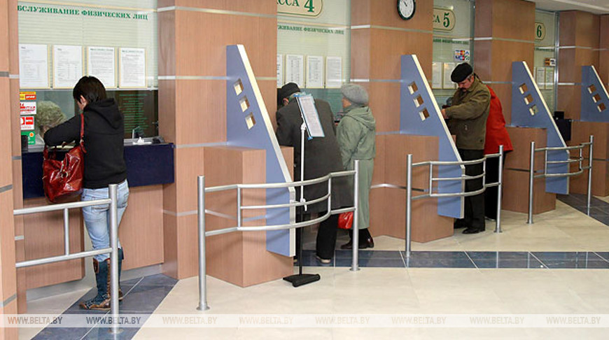 Нацбанк продлил время работы касс для обмена банкнот образца 2000 года