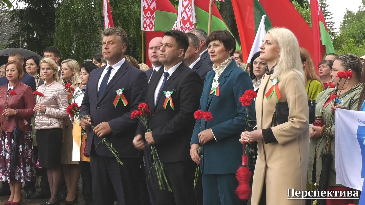 В канун Дня памяти жертв Великой Отечественной войны и геноцида белорусского народа в городском поселке Сопоцкин у братской могилы воинов и партизан состоялся митинг-реквием