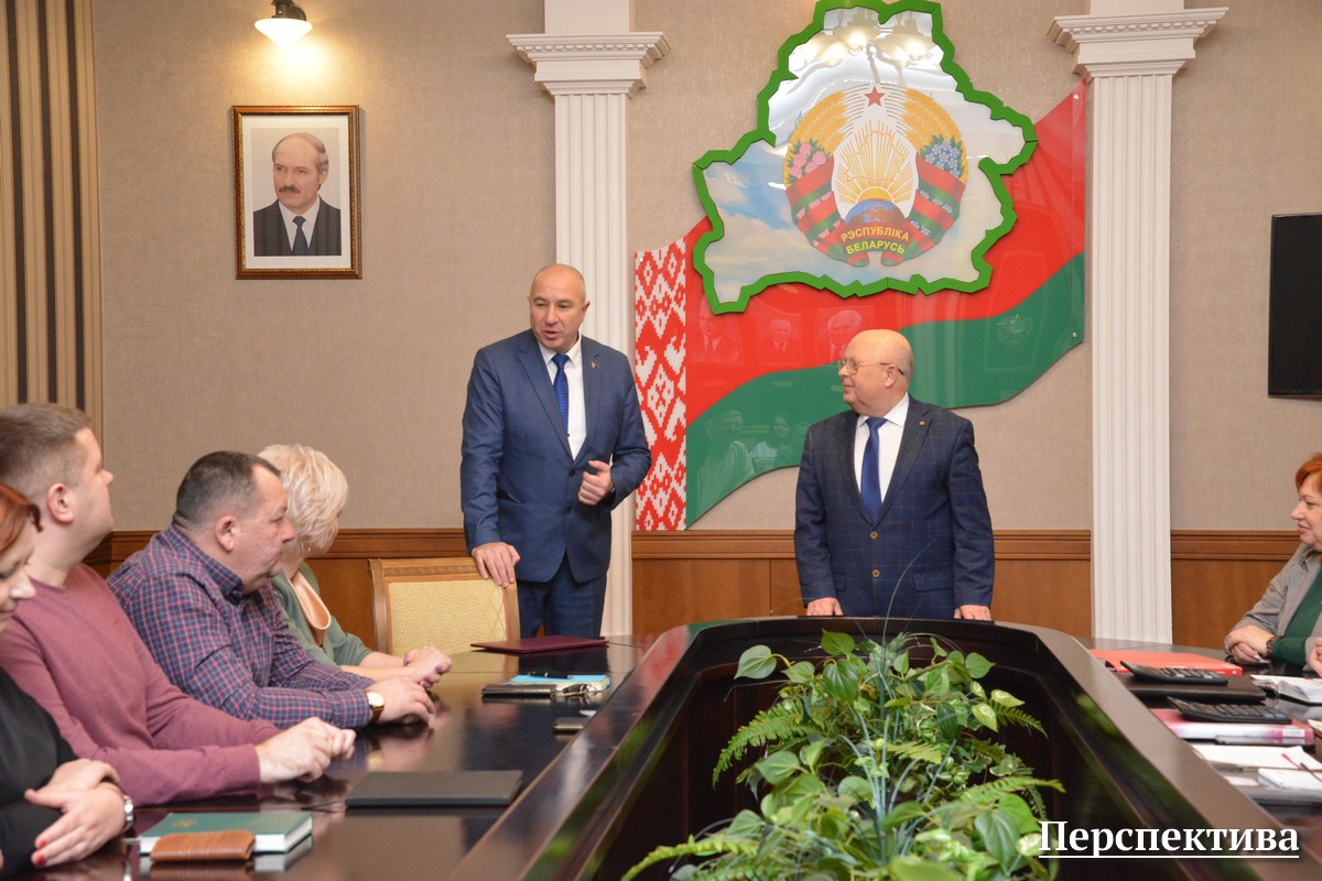 Поздравительную открытку от Президента накануне Нового года получил председатель СПК «Прогресс-Вертелишки» Василий Ревяко