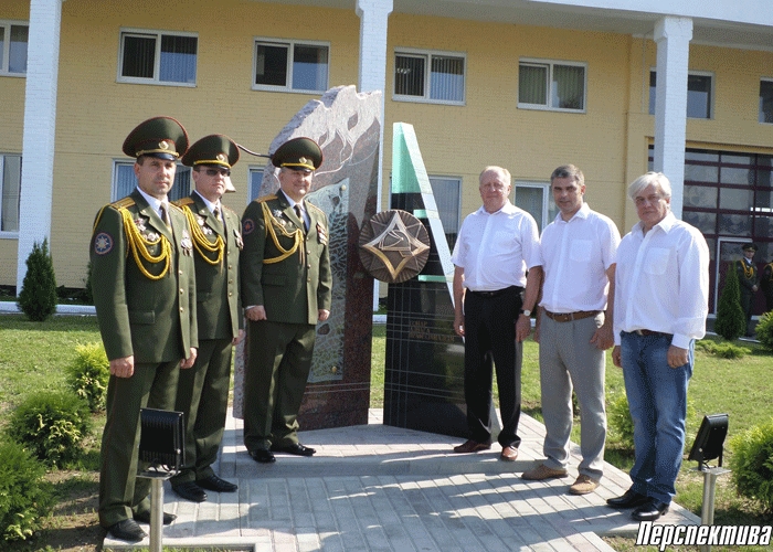 Памятный знак огнеборцам появился у здания Гродненского областного управления МЧС