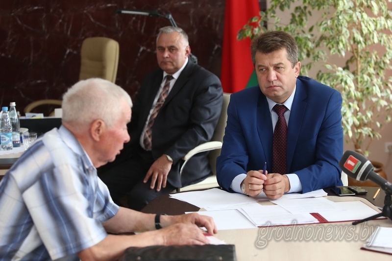 Помощник Президента Республики Беларусь – инспектор по Гродненской области Сергей Ровнейко провел прием граждан в Вороновском районе