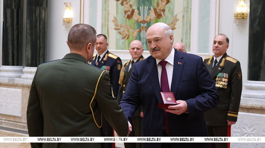 Лукашенко вручил госнаграды и генеральские погоны представителям высшего офицерского состава