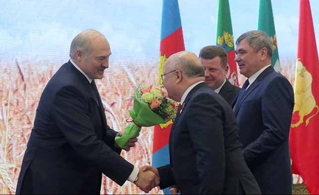 Александр Лукашенко наградил тружеников села Гродненского района (+видео)