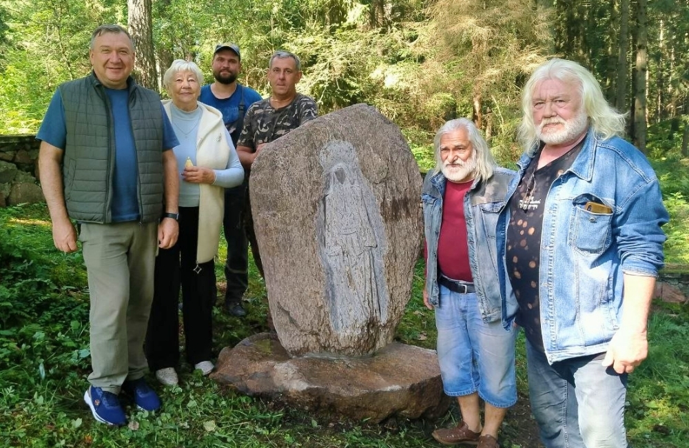 У родника в заказнике «Гродненская пуща» установили скульптуру Богоматери