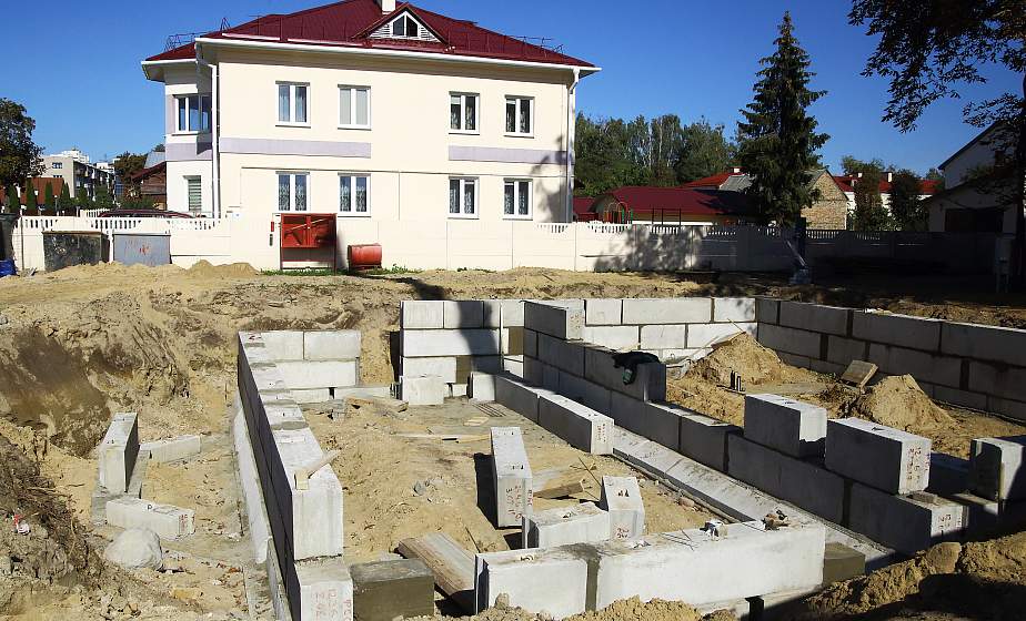 На улице Волковича в Гродно строят четвертый дом семейного типа