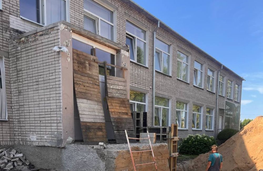 В Гожской СШ капитально ремонтируют входную группу и фасад