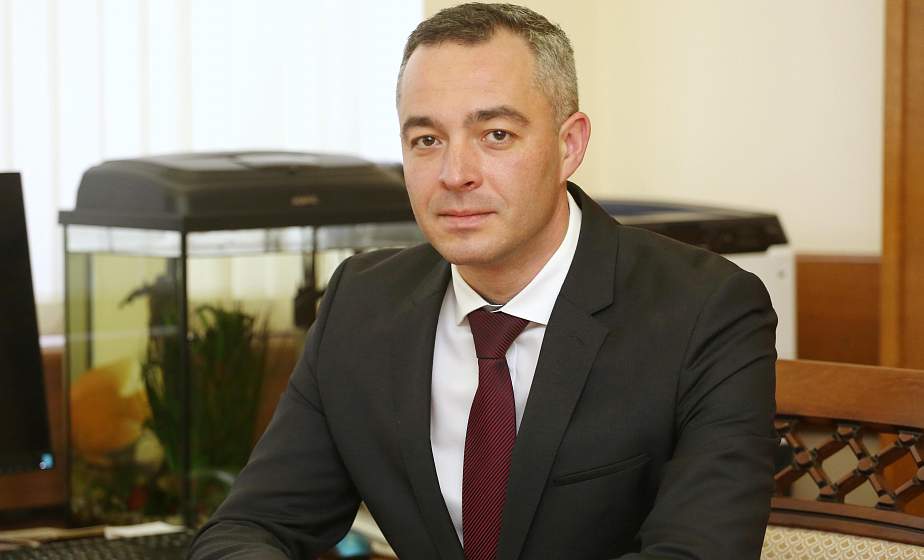Диалоговые площадки, вопросы из сферы ЖКХ и где сдать тесты на коронавирус. Субботнюю прямую линию с жителями области провел заместитель председателя облисполкома Виталий Невера