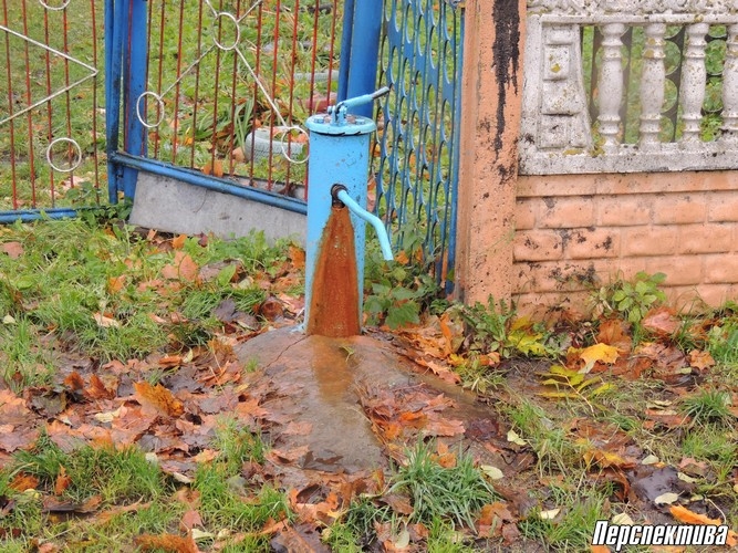 В агрогородке Ратичи протекает колонка. Кто заплатит за пролитую воду?