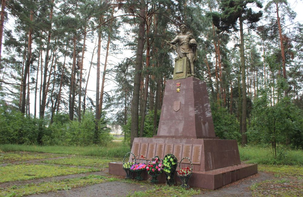 Братская могила в Чеховщизне: история госпиталя и 240 героев, погибших за Гродненщину