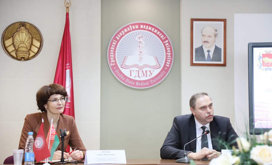 «Диалоговые площадки дают возможность обсудить будущее развитие нашей страны». Владимир Караник встретился со студентами Гродненского медуниверситета