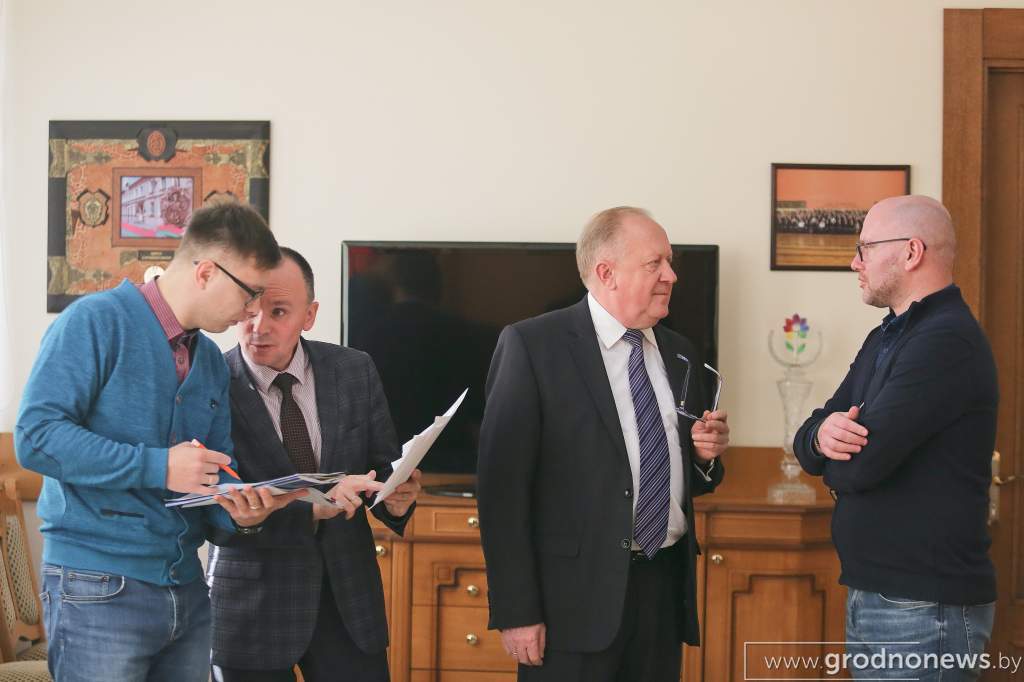 Вопросы благоустройства местных дорог, льготного кредитования жилья и зажжение новогодней иллюминации. Прямую линию провел заместитель председателя облисполкома Виктор Лискович
