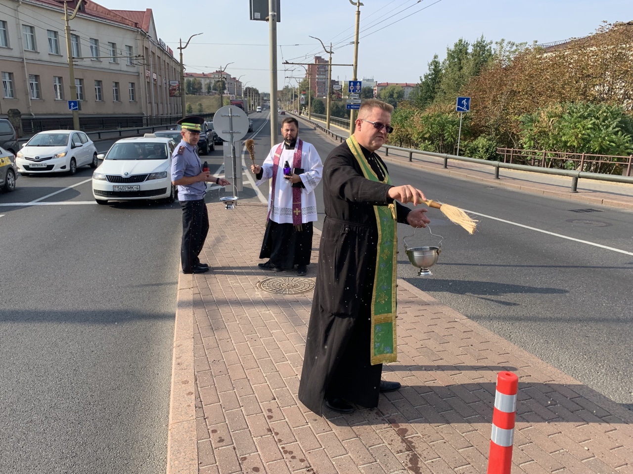 Священнослужители помолились за души умерших и освятили места происшествий